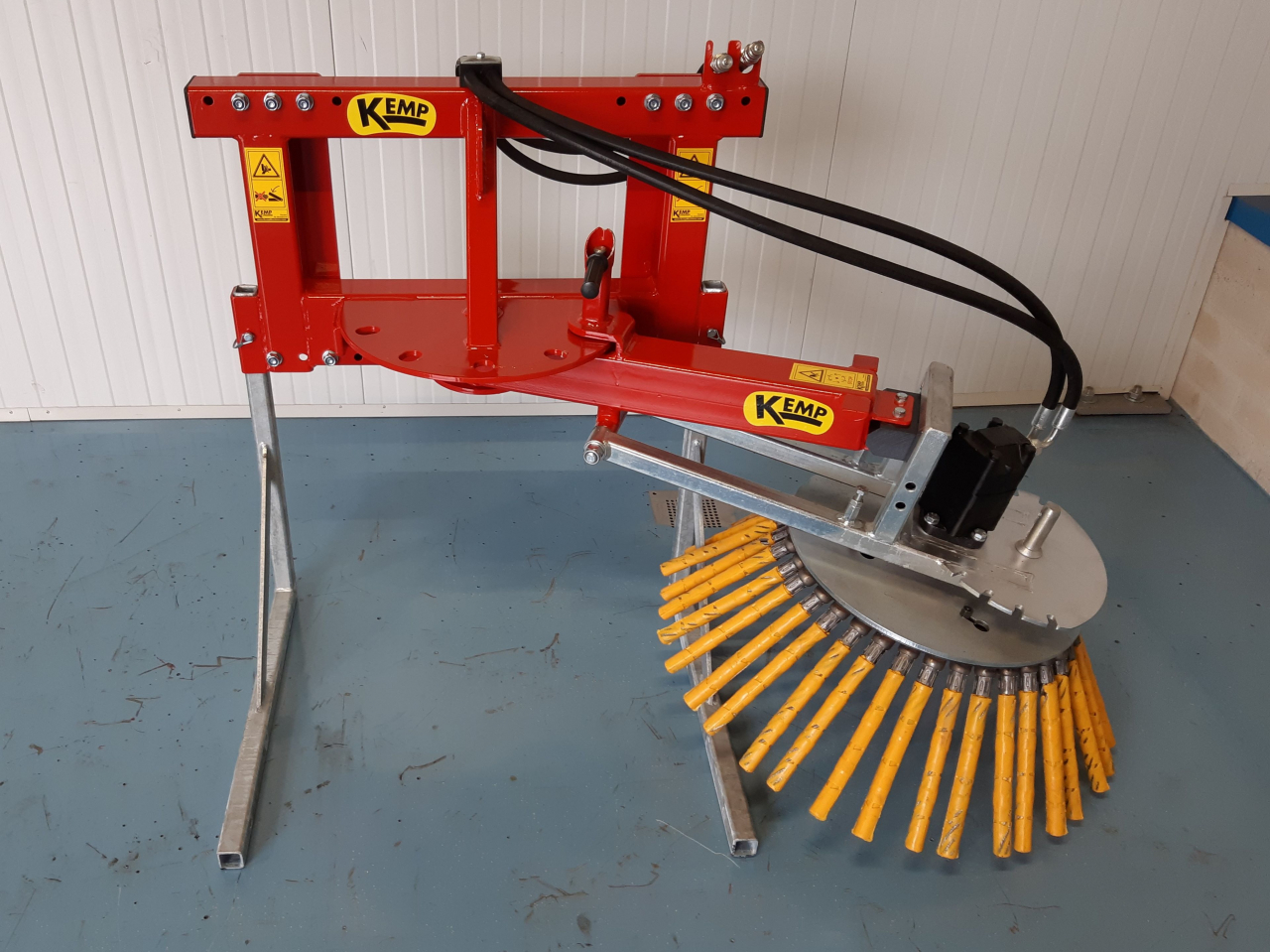 Mechanical adjustable weed brush